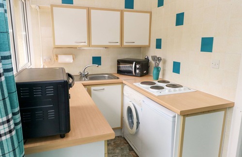 Llanteg Cabaña | 10 LLANTEGLOS ESTATE, pet friendly, with a garden in Amroth