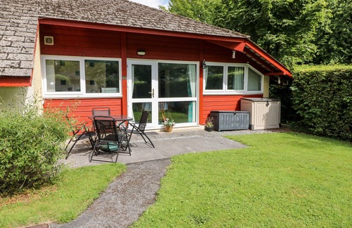 Llanteg Cabaña | 10 LLANTEGLOS ESTATE, pet friendly, with a garden in Amroth