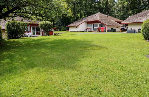 Llanteg Cabaña | 10 LLANTEGLOS ESTATE, pet friendly, with a garden in Amroth