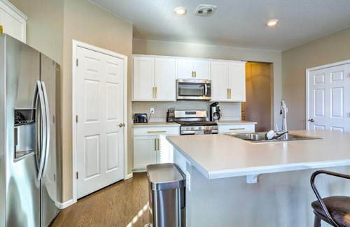 Aurora Casa | 10 Mi to DIA Spacious Aurora House with Yard!