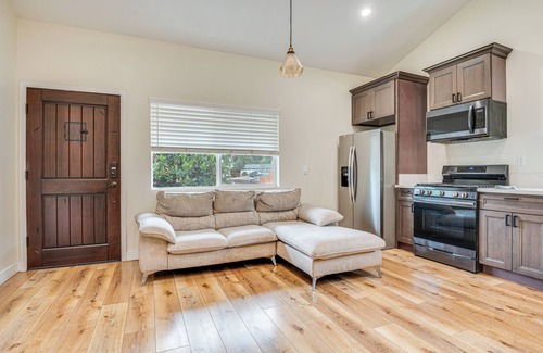 Rosemead Cabaña | 10 Mi to Dtwn LA: Cat-Friendly Rosemead Cottage