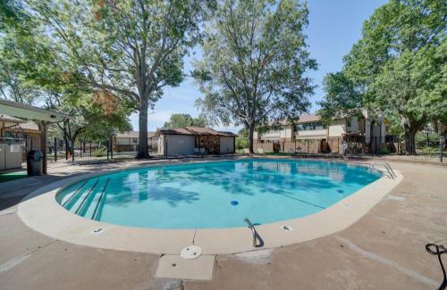 South Tulsa Apartamento | 10 Mi to Dtwn Tulsa Condo with Pool Access!