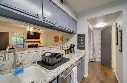South Tulsa Apartamento | 10 Mi to Dtwn Tulsa Condo with Pool Access!