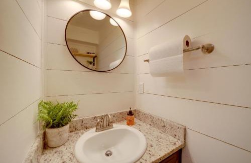 South Tulsa Apartamento | 10 Mi to Dtwn Tulsa Condo with Pool Access!