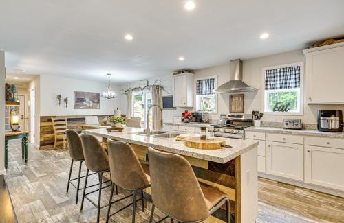 Conway Casa | 10 Mi to Echo Lake Wooded Escape with Grill!