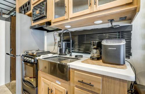 Dale City Casa | 10 Mi to Leesylvania and River Sleek Mobile Home