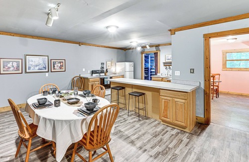 Granger Casa | 10 Mi to Notre Dame: Family Retreat in Granger