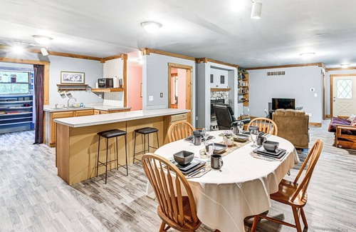 Granger Casa | 10 Mi to Notre Dame: Family Retreat in Granger