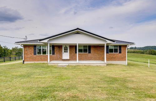 Campton Casa | 10 Mi to Red River Gorge Peaceful Rural Getaway!