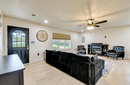 Campton Casa | 10 Mi to Red River Gorge Peaceful Rural Getaway!