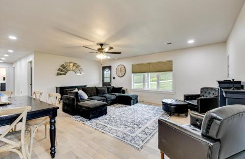 Campton Casa | 10 Mi to Red River Gorge Peaceful Rural Getaway!