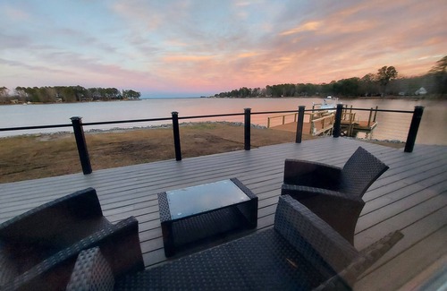 Gilbert Casa | 10 Mile View on Lake Murray, SC, Putting Green, Hot Tub, Lake Edge Fire Pit