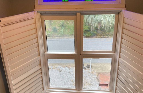 Florida Panhandle Casa | 10 miles to beach 5 mi to downtown Creek and deck in backyard Washer Dryer