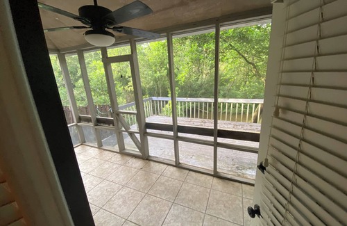 Florida Panhandle Casa | 10 miles to beach 5 mi to downtown Creek and deck in backyard Washer Dryer