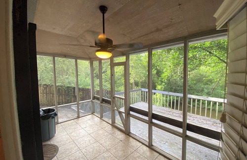 Florida Panhandle Casa | 10 miles to beach 5 mi to downtown Creek and deck in backyard Washer Dryer