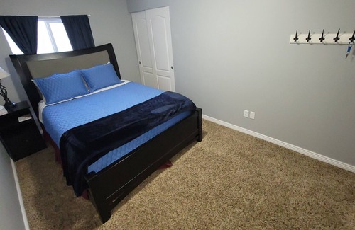 West Valley City Casa | 10 min from Airport & DT | Spacious rooms | Private Entry