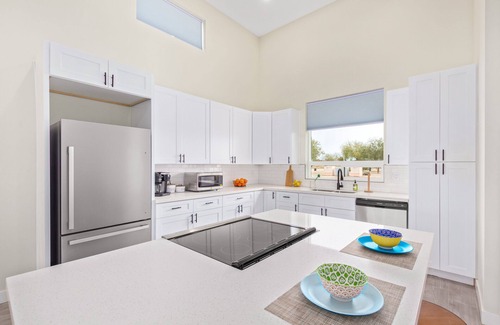 Phoenix Casa | 10 Min from Super Bowl, Shopping, NEW home, King Beds, Sleeps 10
