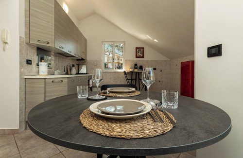 Vado Ligure Apartamento | 10 min from the beach! Cozy and stylish apt with a full size bathtub & Balcony