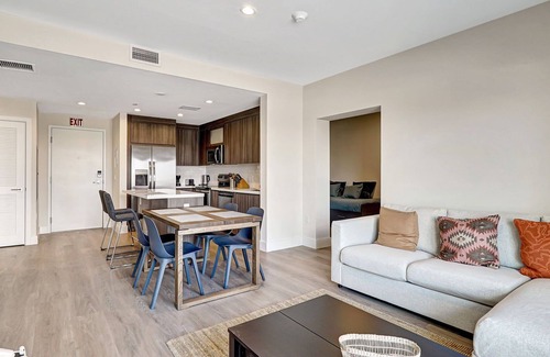 Parkside Apartamento | 10 Min to Beach ~ King Bed ~ Smart TV