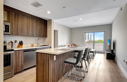 Parkside Apartamento | 10 Min to Beach ~ King Bed ~ Smart TV
