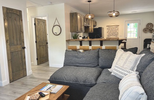 East Lake Casa | 10 min to DT, family friendly, hot tub, arcade, sleeps 8, fully fenced yard