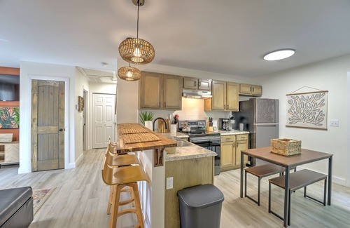East Lake Casa | 10 min to DT, family friendly, hot tub, arcade, sleeps 8, fully fenced yard