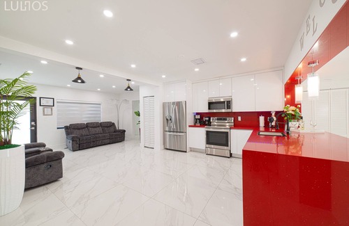 Coral Terrace Casa | 10 Min to Miami Beach 6-BR Oasis Pool & BBQ