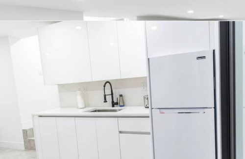 Coral Terrace Casa | 10 Min to Miami Beach 6-BR Oasis Pool & BBQ