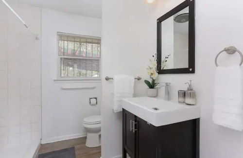 Leon Valley Casa | 10 Min to Sea World & Lackland, Pets OK, Sleeps 12