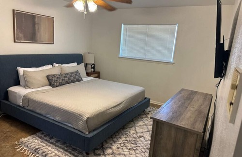Leon Valley Casa | 10 Min to Sea World & Lackland, Pets OK, Sleeps 12