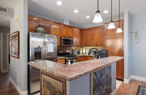 Hillcrest Casa | 10 Min to the Zoo and Beach! | Tropical Townhome
