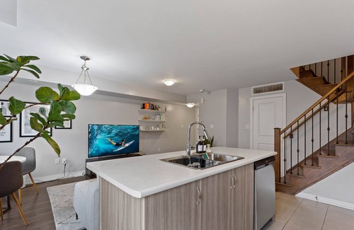 North York Condominio | 10 min YYZ and Yorkdale Mall | Townhouse w/ 2 Heated Parking Spots