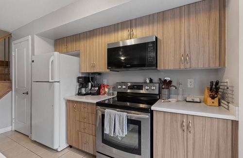 North York Condominio | 10 min YYZ and Yorkdale Mall | Townhouse w/ 2 Heated Parking Spots