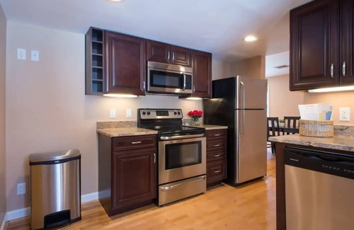 Watertown Apartamento | 10 mins to Boston, 2 Bedroom, 2 Bathroom, Kitchen, 1,300 SF Private Living Space