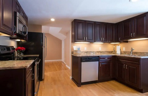 Watertown Apartamento | 10 mins to Boston, 2 Bedroom, 2 Bathroom, Kitchen, 1,300 SF Private Living Space