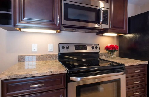 Watertown Apartamento | 10 mins to Boston, 2 Bedroom, 2 Bathroom, Kitchen, 1,300 SF Private Living Space