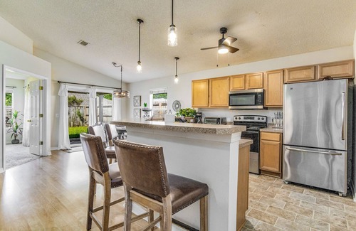 Northwest Pensacola Casa | 10 mins to Five Flags Speedway, Fenced Backyard