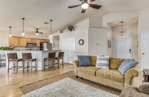 Northwest Pensacola Casa | 10 mins to Five Flags Speedway, Fenced Backyard