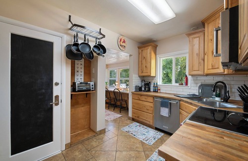 Bountiful Casa | 10 Mins to Lagoon, Hiking, & Downtown! Huge Fenced Yard, BBQ, Games, Family Fun