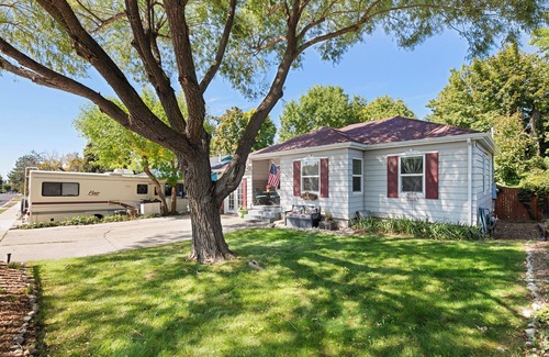 Bountiful Casa | 10 Mins to Lagoon, Hiking, & Downtown! Huge Fenced Yard, BBQ, Games, Family Fun