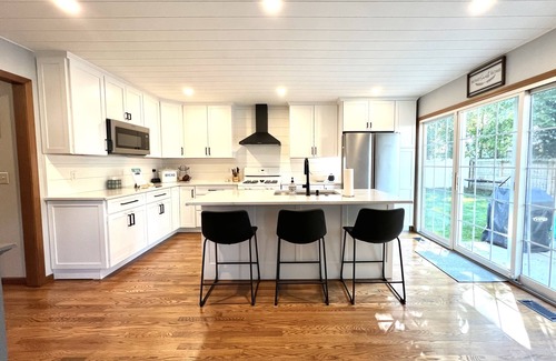 South Bend Casa | ☘️ 10 mins to Notre Dame, 4 Bedrooms, Garage Park, Restaurants Close. Go Irish!☘️