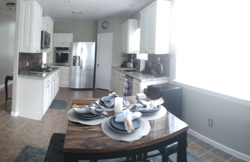 Katy Casa | 10 mins to Typhoon Texas! Comfy Katy 4 Bedroom, Family Friendly
