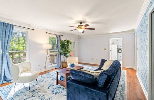 Athens Casa | 10 mins to UGA, Pool Table, Foosball, Mini Putt, Jetted Tub, Yard