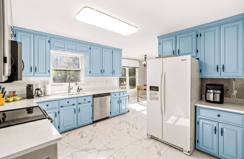 Athens Casa | 10 mins to UGA, Pool Table, Foosball, Mini Putt, Jetted Tub, Yard
