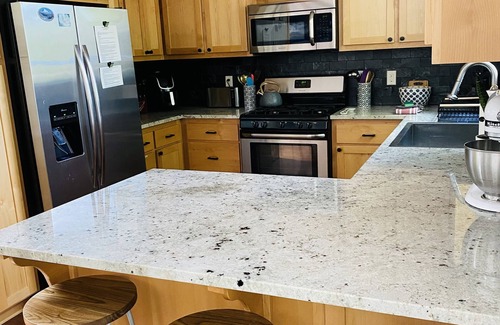 Eugene Casa | 10 mins U of O, Autzen, airport HOT TUB, park, Quiet location!