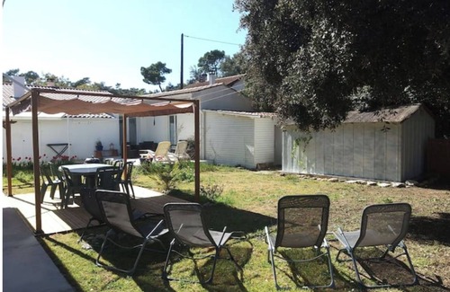 Domino Casa | A 10 minutos de la playa, en un jardín, casa para 8