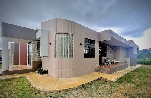 Cocos Casa | 10-minute to the beach from this spacious house for 12 persons