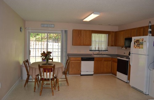 Shallotte Casa | 10 minutes from the beach. family sized house with community pool