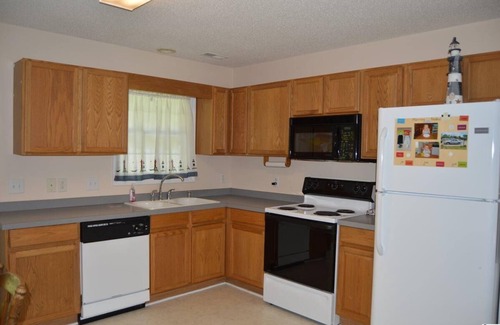 Shallotte Casa | 10 minutes from the beach. family sized house with community pool
