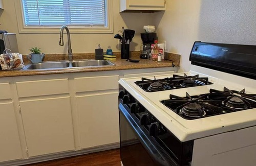 Central San Pedro Apartamento | 10 minutes to beach from 756A 9th St, All Inclusive Coastal Town of San Pedro CA